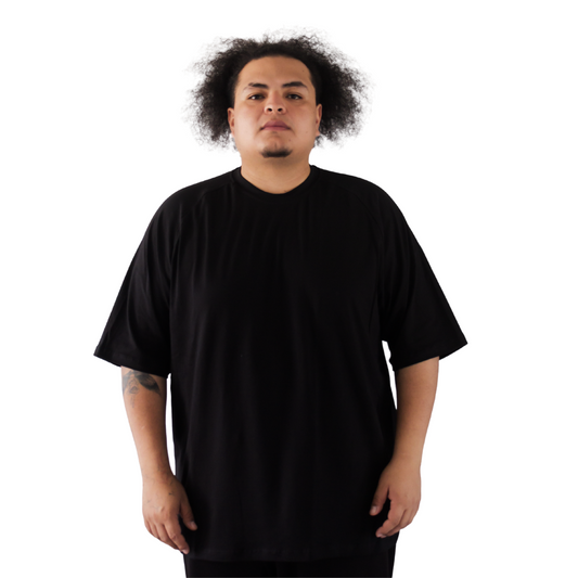 Hombre de talla grande usando camiseta oversized negra Doble XL