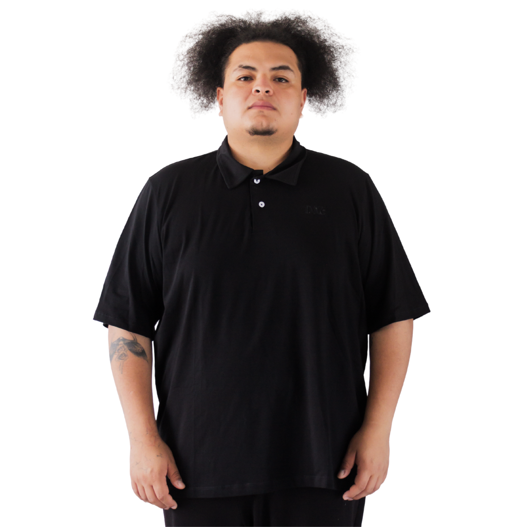 Hombre de talla grande usando polo negro Doble XL